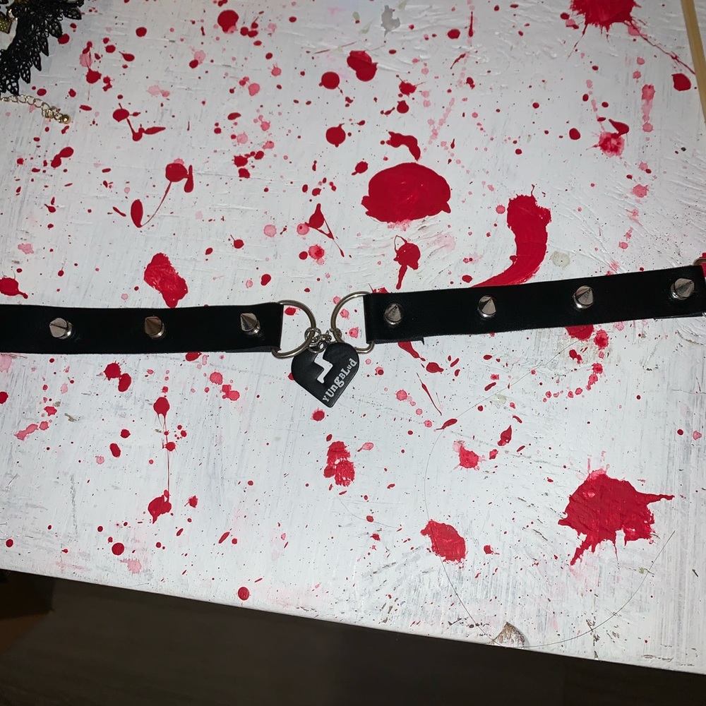 hot topic yungblud/ broken heart spike choker